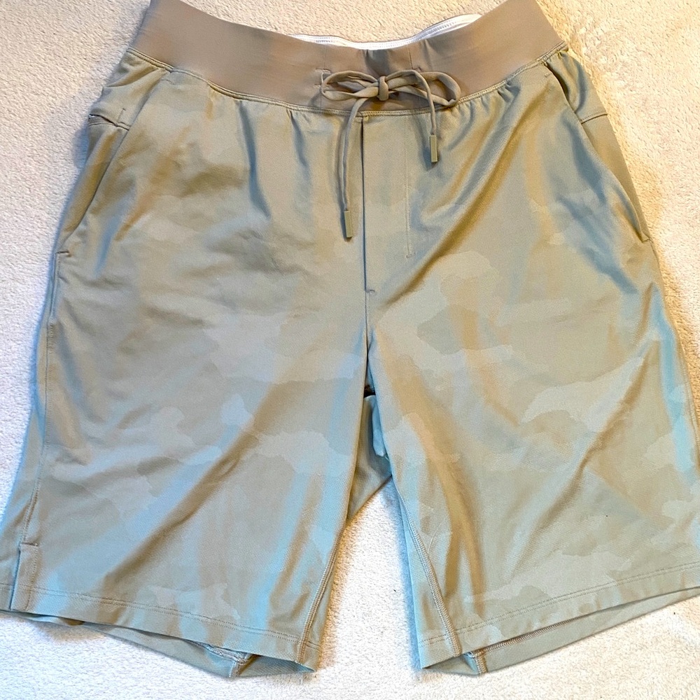 Lululemon T.H.E. Shorts linerless 9 inseam performance shorts khaki camo Sz S